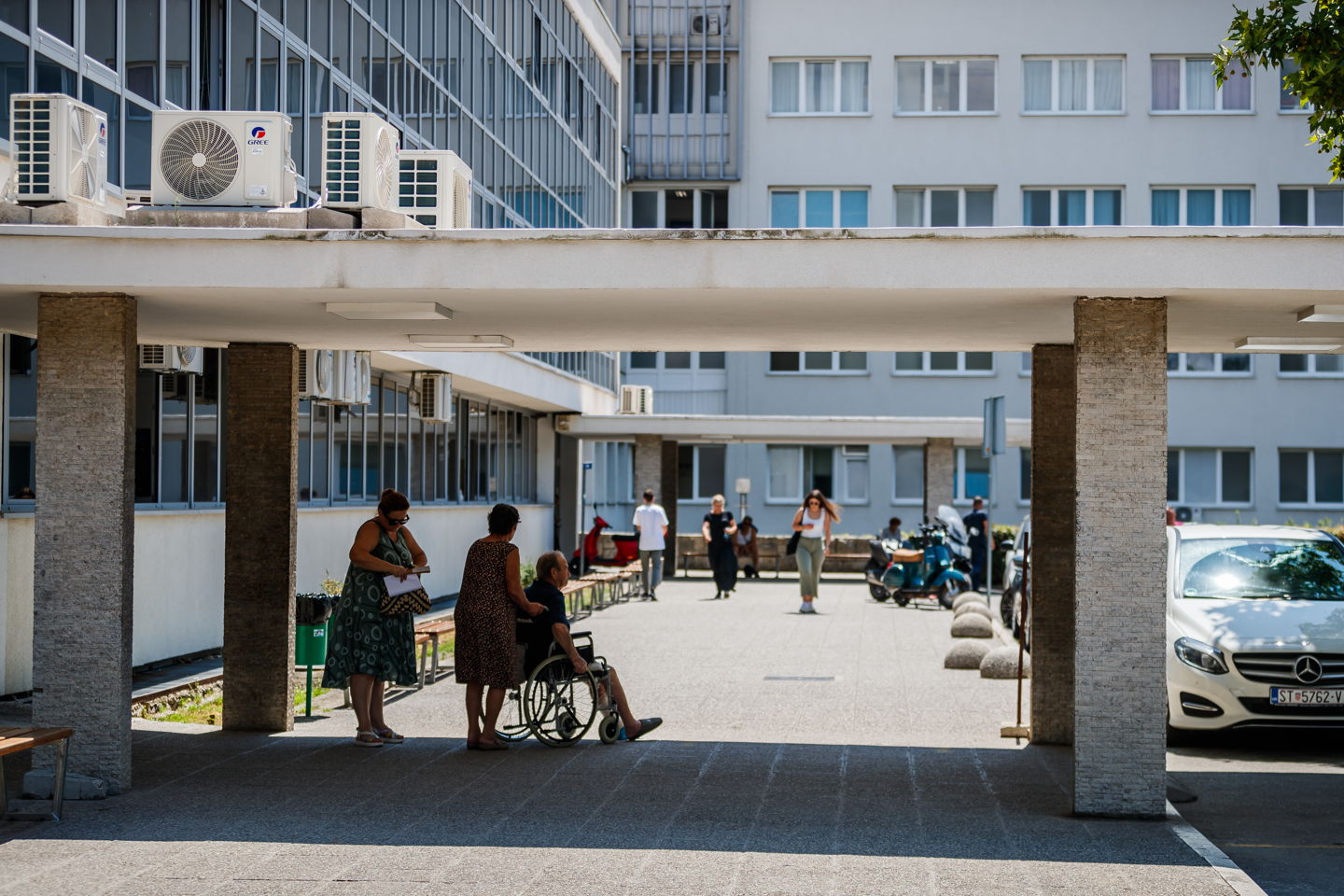 Prišla je z napotnico, a so zaradi obleke vrata bolnišnice ostala zaprta