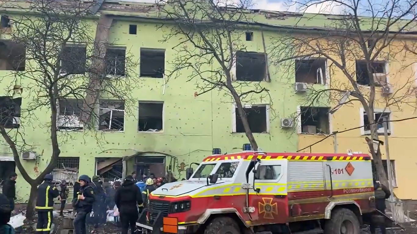 FOTO in VIDEO: V ruskem zračnem napadu uničena porodnišnica v Mariupolju
