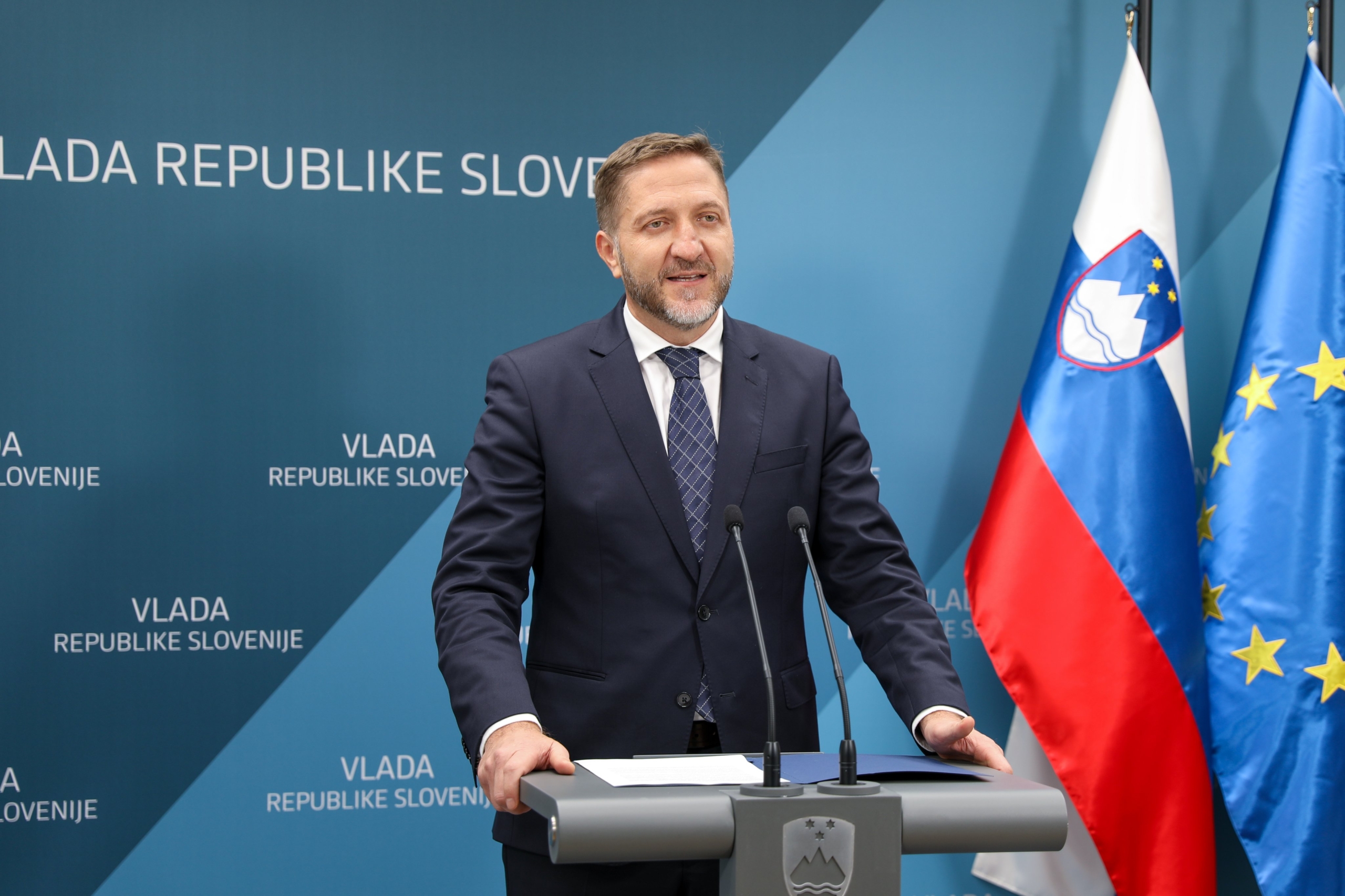 Vlada in sindikati javnega sektorja ponovno za pogajalsko mizo