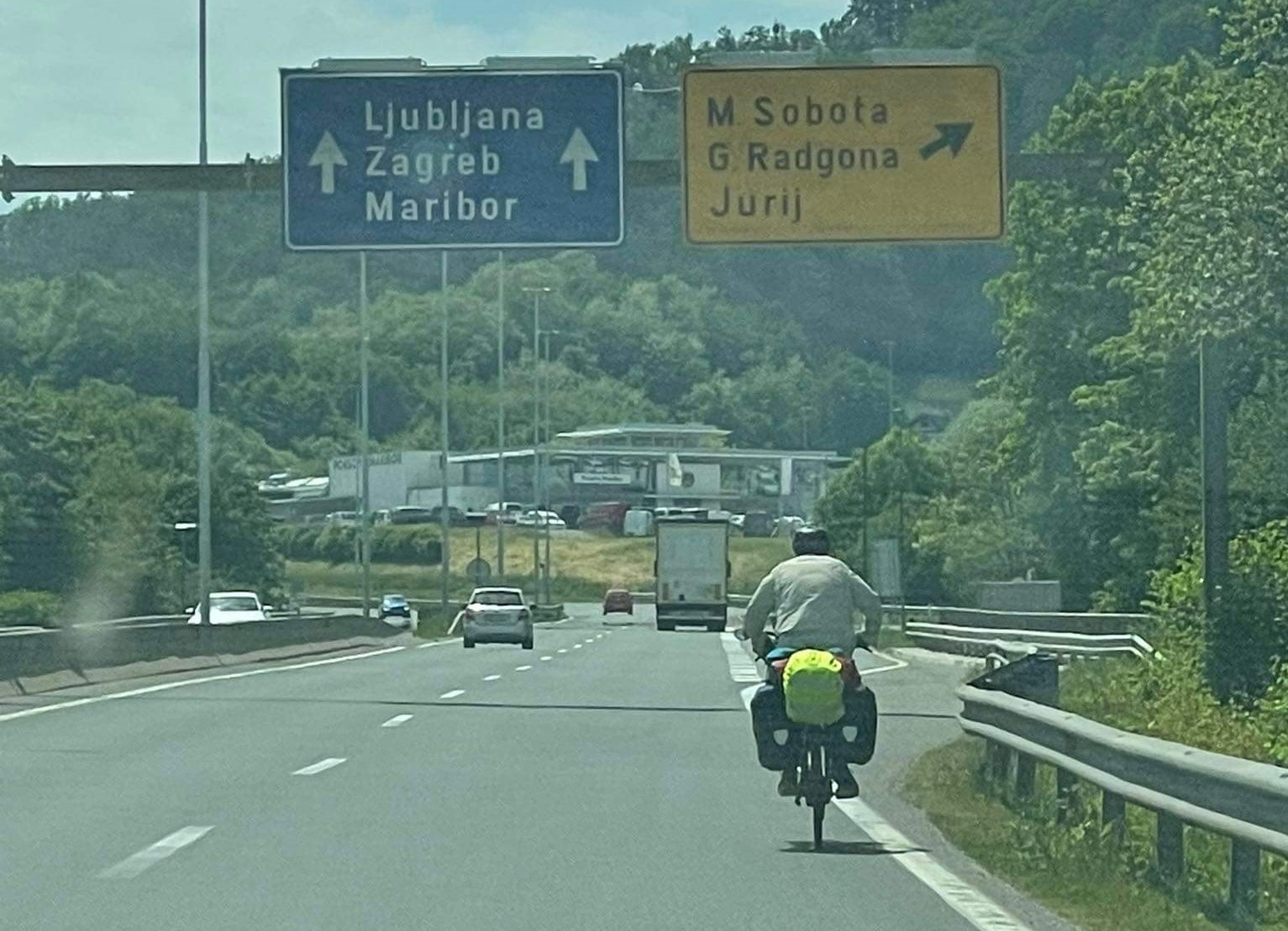 FOTO: Po hitri cesti skozi Maribor kar s kolesom