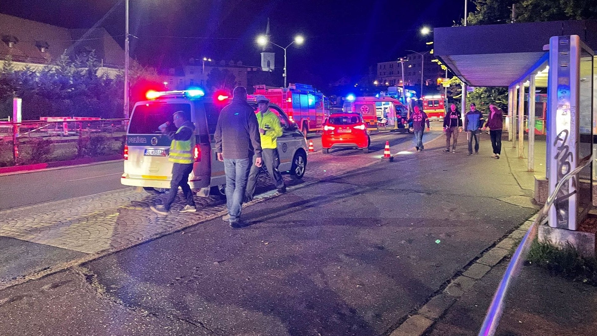 FOTO: Grozljivo, pijan zapeljal na avtobusno postajališče polno ljudi