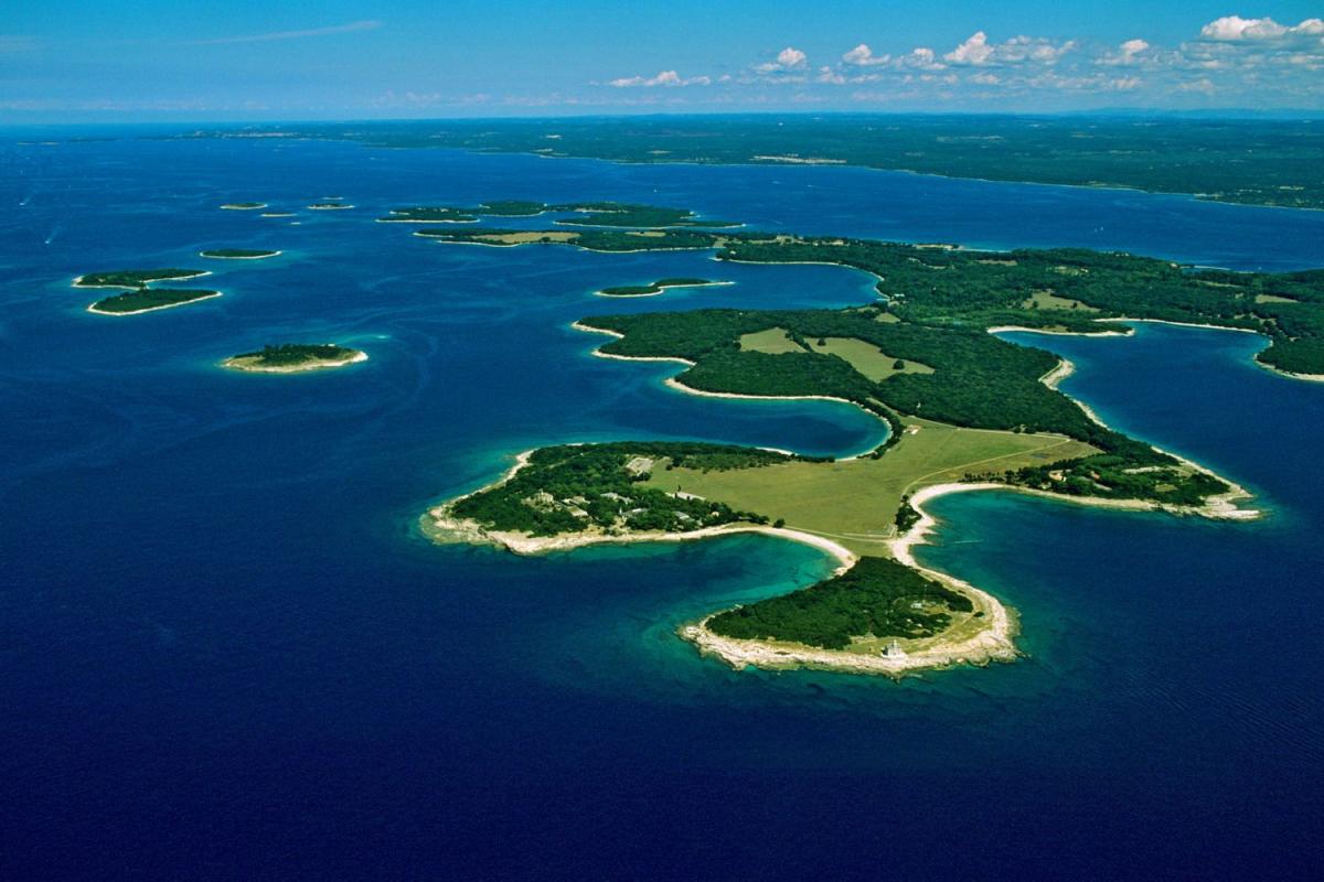 Ste že slišali za prepovedani otok v Jadranu, na katerega lahko stopijo le vplivneži, turisti pa niso dobrodošli?