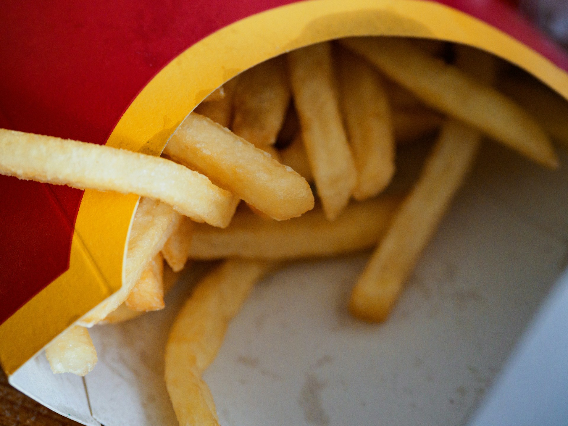Lačen 7-letni deček ukradel mamin avto in sestrico peljal v McDonald's