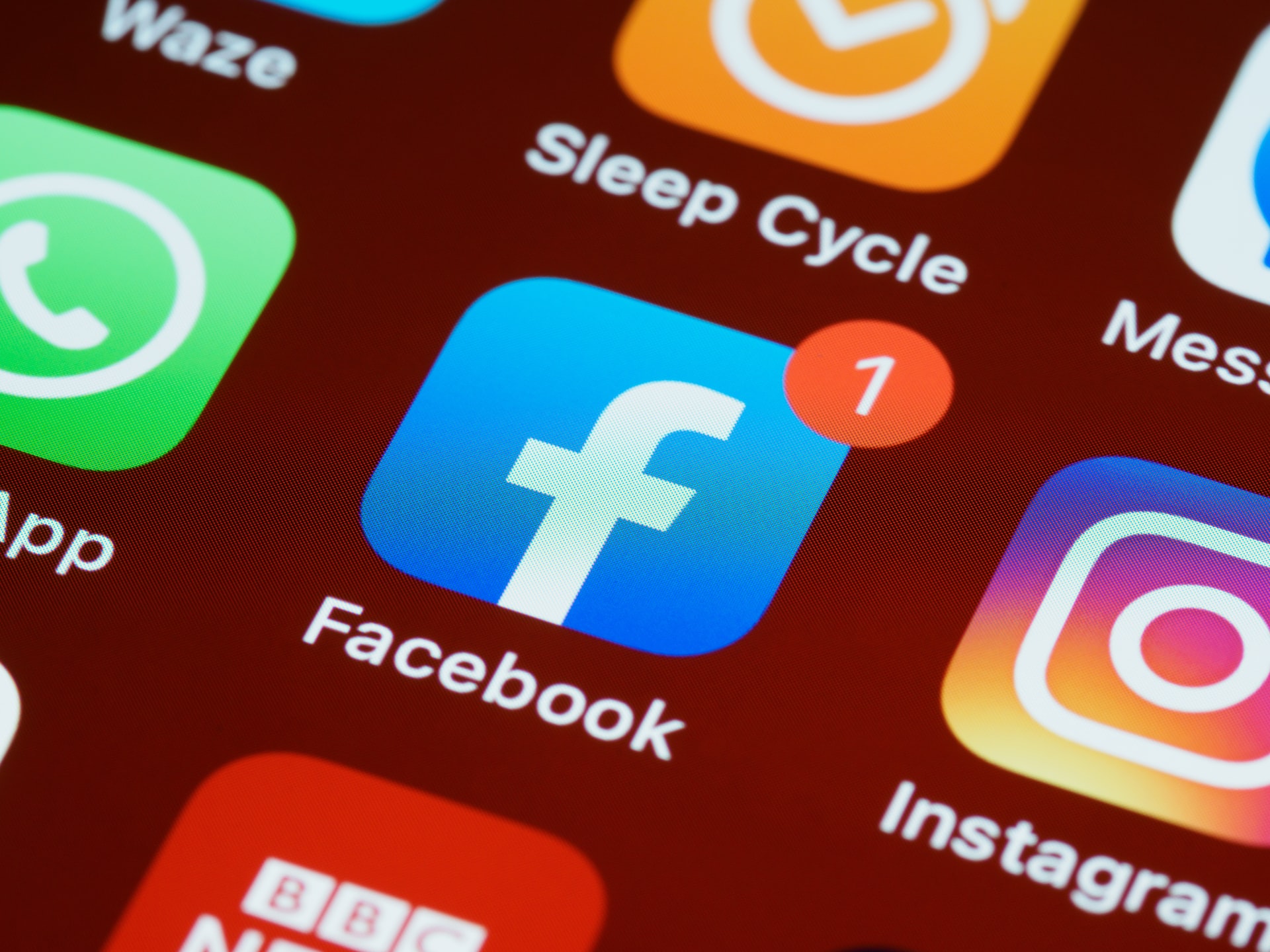 Facebook in Instagram grozita z ukinjanjem računov evropskim uporabnikom