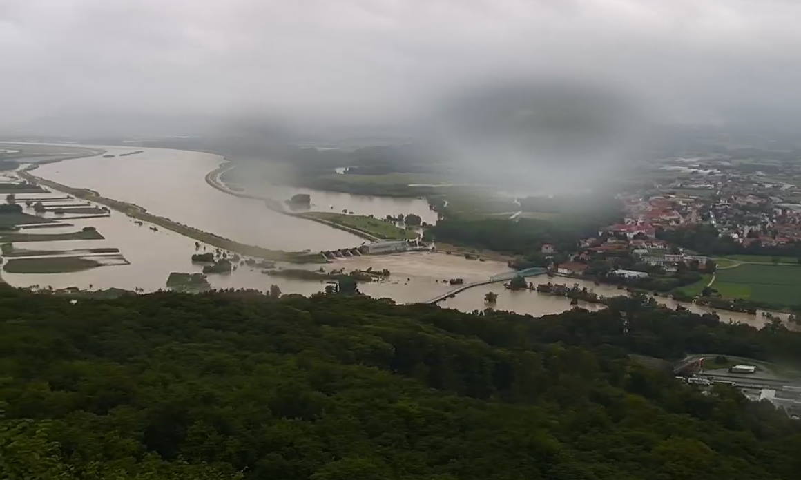 FOTO: Evakuacija v Termah Čatež, Štajerska avtocesta še vedno zaprta