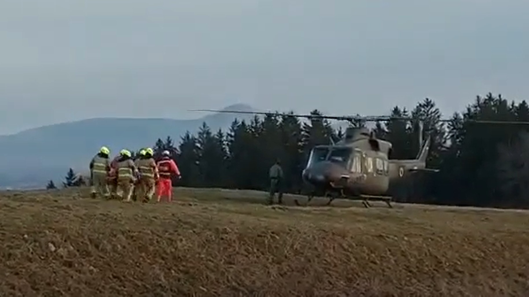 VIDEO: Tako so poškodovanega moškega prenesli do helikopterja