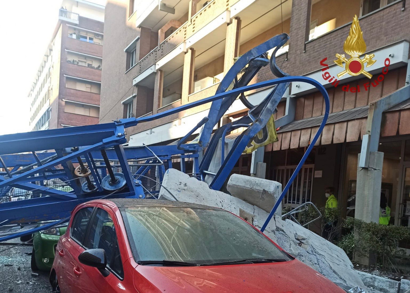 FOTO: V Italiji se je med montažo prevrnil žerjav, trije delavci so umrli