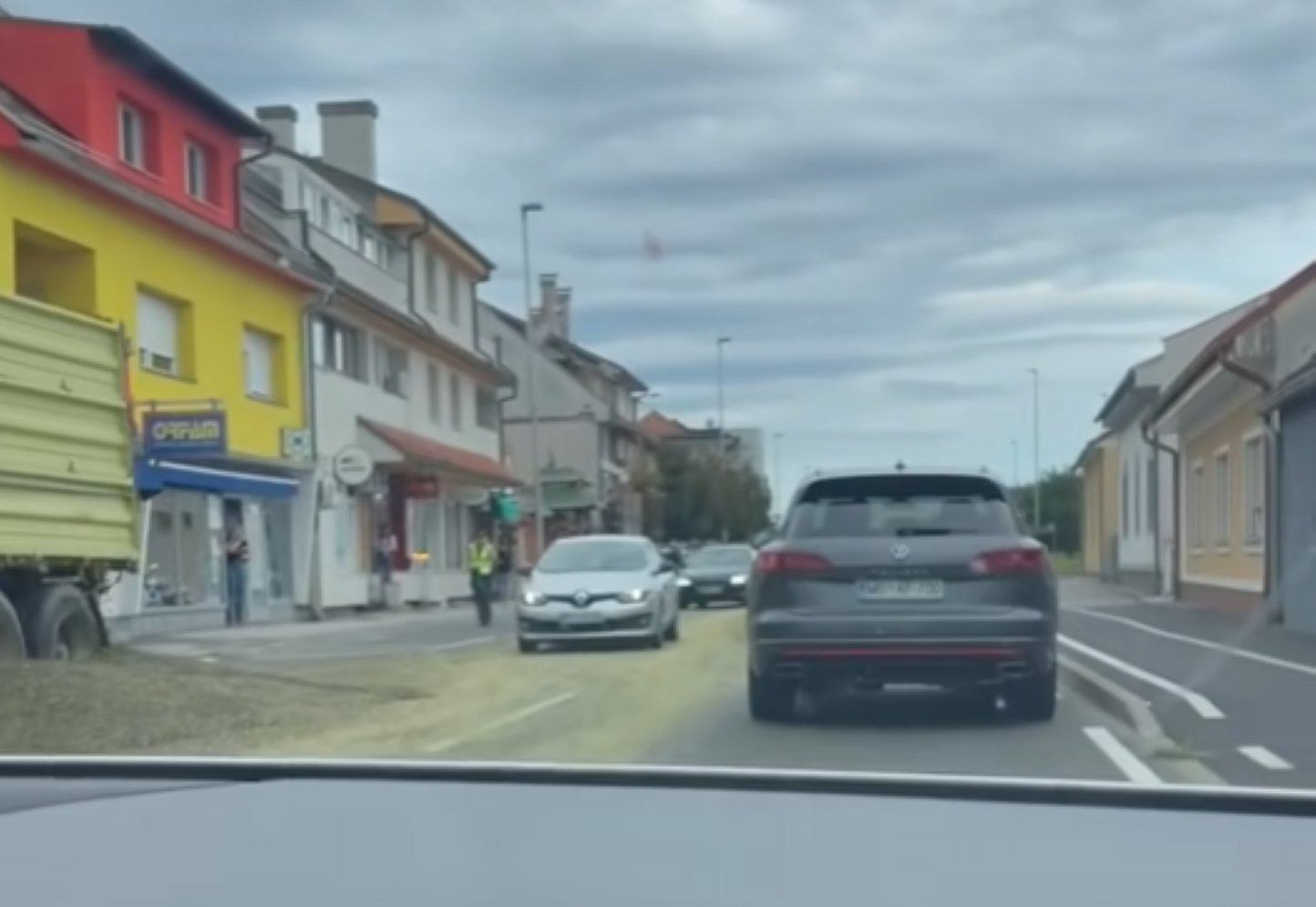 FOTO: Se odpravljate v Mursko Soboto? Previdno, na vozišču razsipano bučno seme