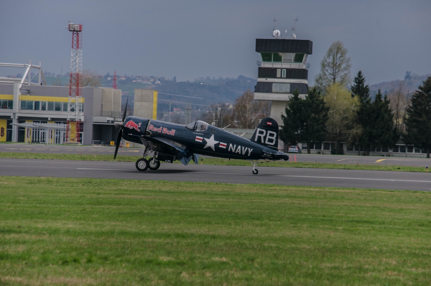 Tako vratolomnega podviga se bosta lotila člana ekipe Red Bull Air Force