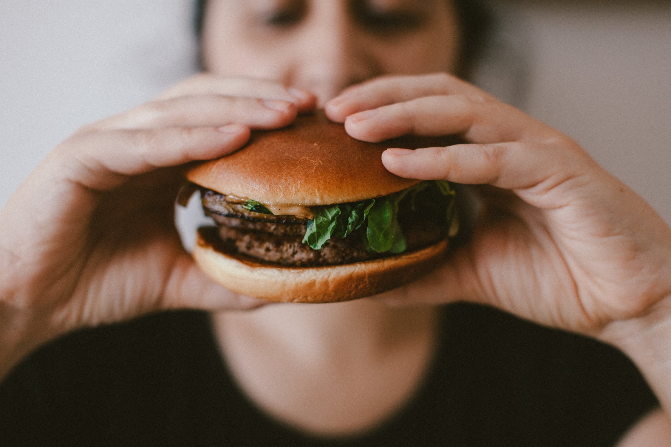 Preverjeno: Tako (ne)zdravi so veganski hamburgerji