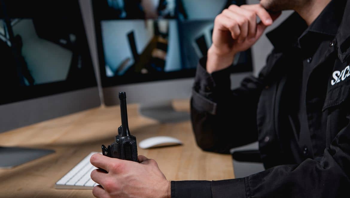 Varnostnik kupca zadržal in mu direktno povedal, da temnopoltim ljudem ne zaupa