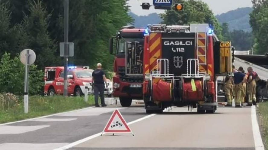 Na cesti Maribor-Ptuj trčila avtobus in tovornjak