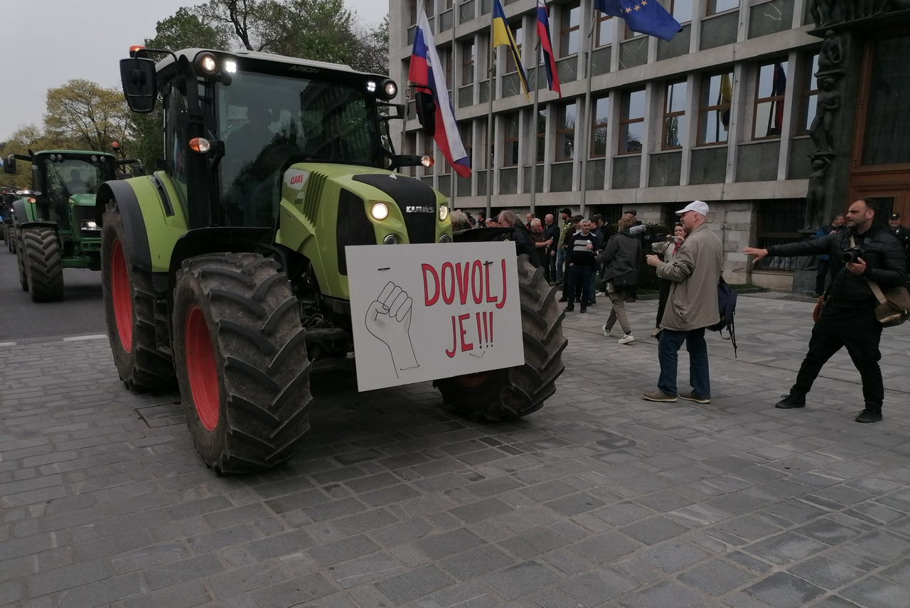 FOTO: Kmeti s traktorji zahrumeli po prestolnici, policija odsvetuje pot v Ljubljano