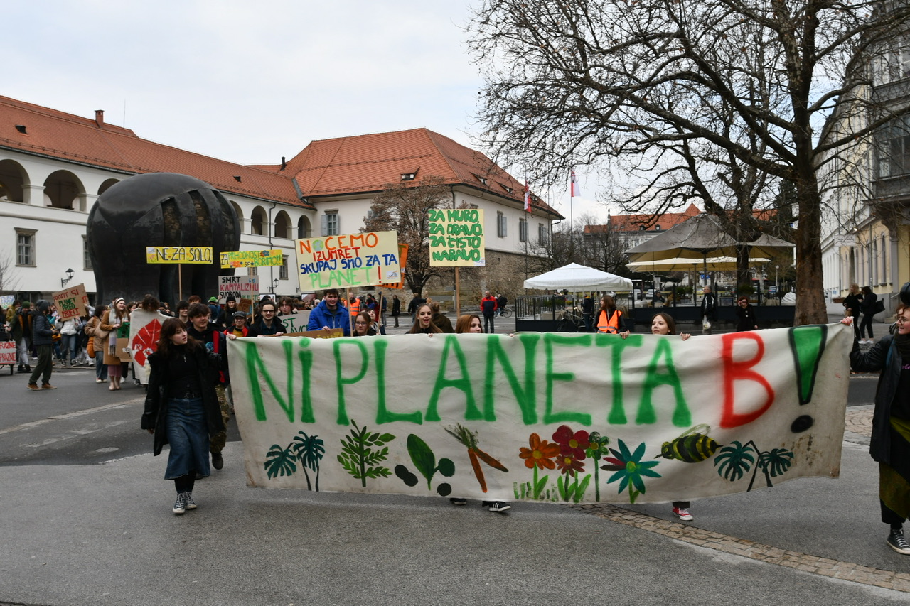 FOTO in VIDEO: Mladi ponovno na ulicah Maribora: “Obljube razne, še vedno prazne!”