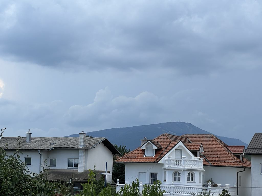 Močni nalivi s točo: Nevihtna celica se giblje proti severovzhodu