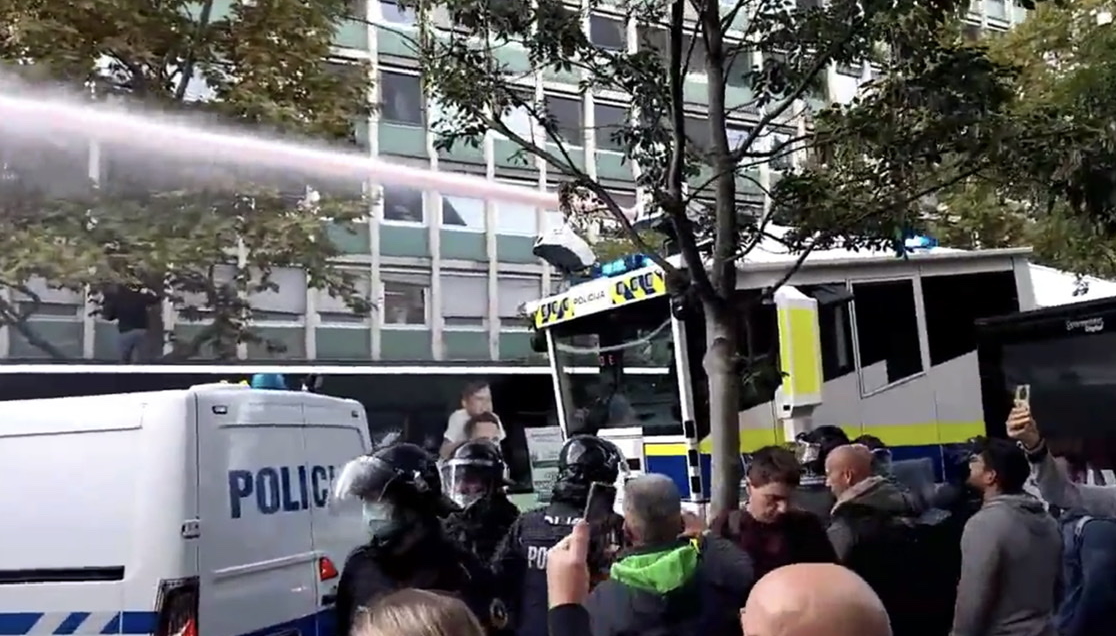 FOTO in VIDEO: V Ljubljani policija nad protestnike s solzivcem in vodnim topom