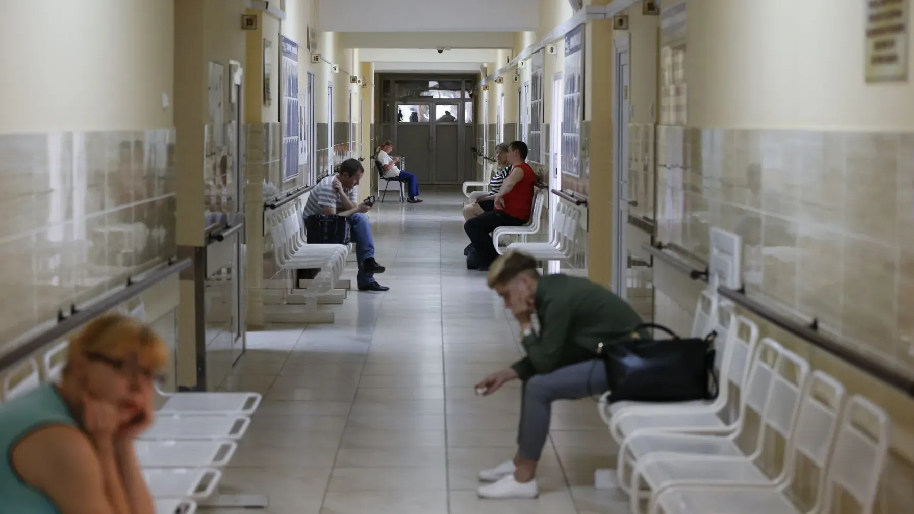 NIJZ pomirja: Zdravniki bodo še naprej dosegljivi tudi po telefonu