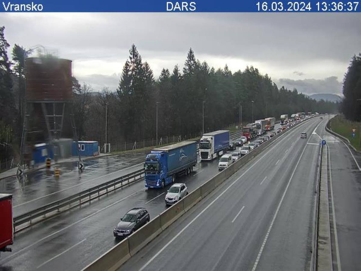 FOTO: Štajerska avtocesta zaradi nesreče in del zaprta