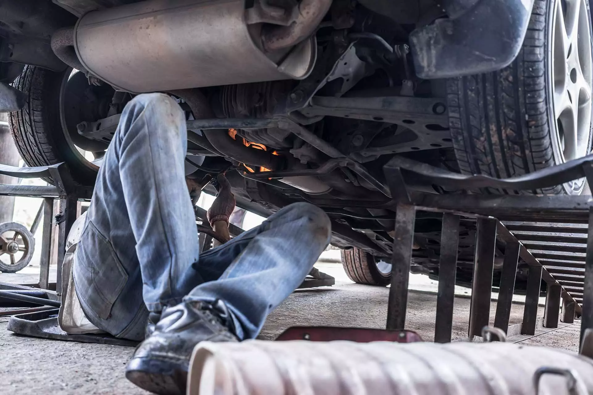 Grozljiva nesreča: Med pregledom podvozja na moškega padlo vozilo