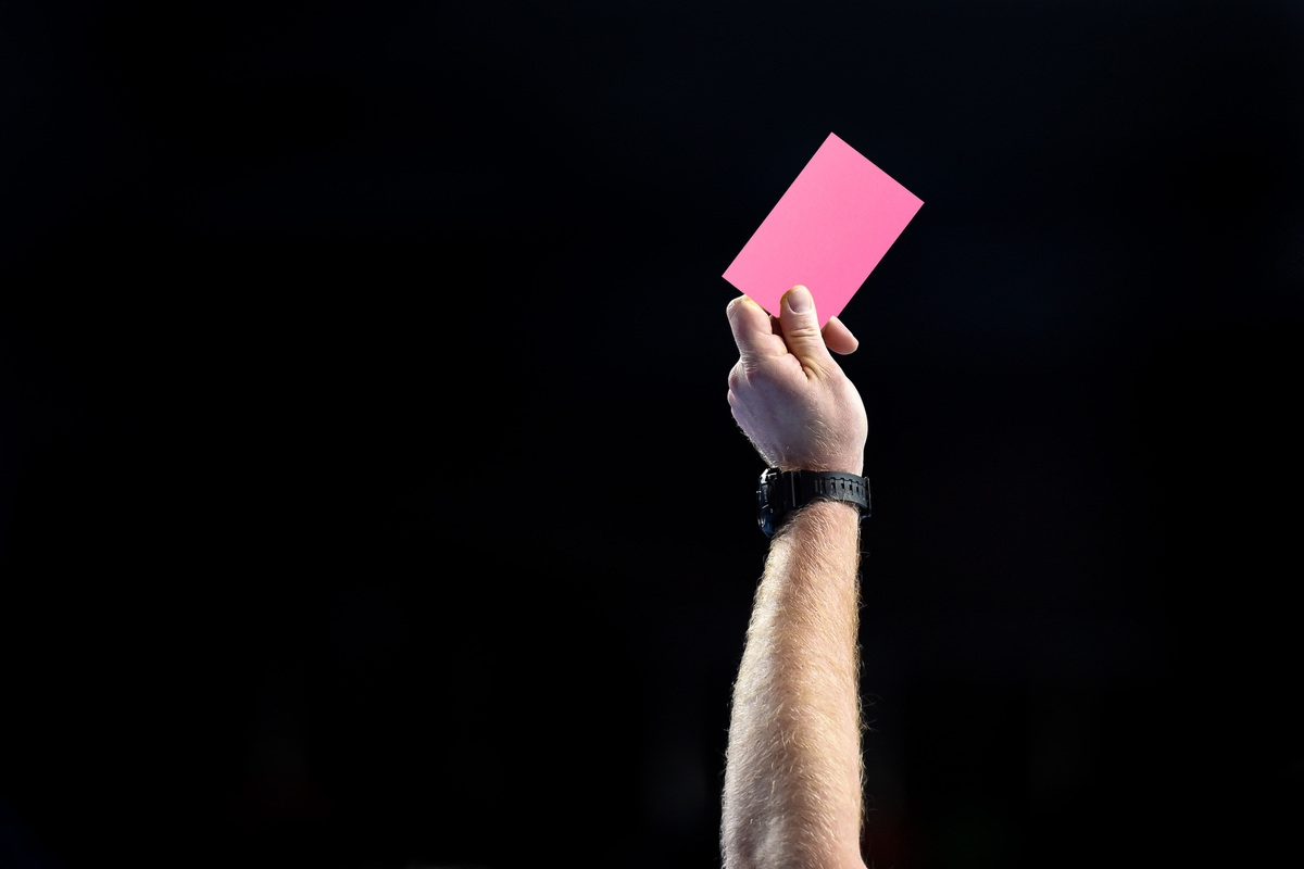 Novost na nogometnem igrišču:  Sodniki bodo lahko sedaj uporabili tudi rožnati karton