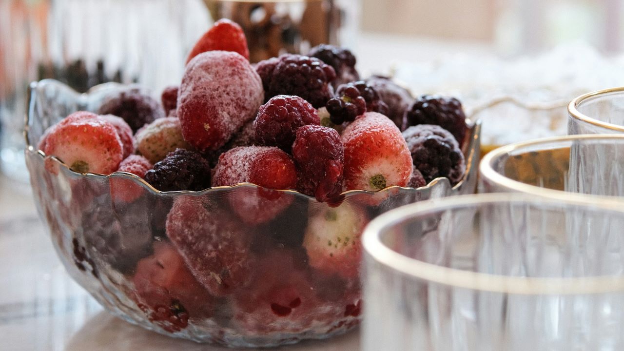 V priljubljenem zamrznjenem sadju odkrili izredno nevarne pesticide