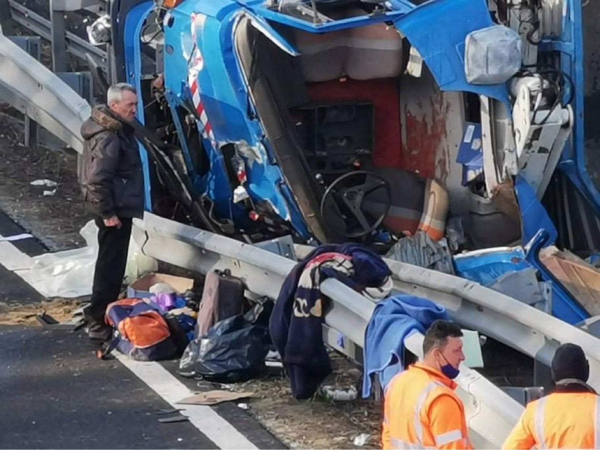 FOTO: V nesreči na pomurski avtocesti ukleščeni dve osebi, več poškodovanih