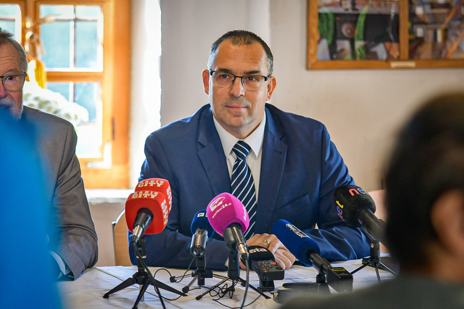 Mariborski poslanec otrokom v stiski doniral tisoč evrov