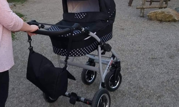 Na otroškem vozičku popustile zavore, otrok padel v jezero