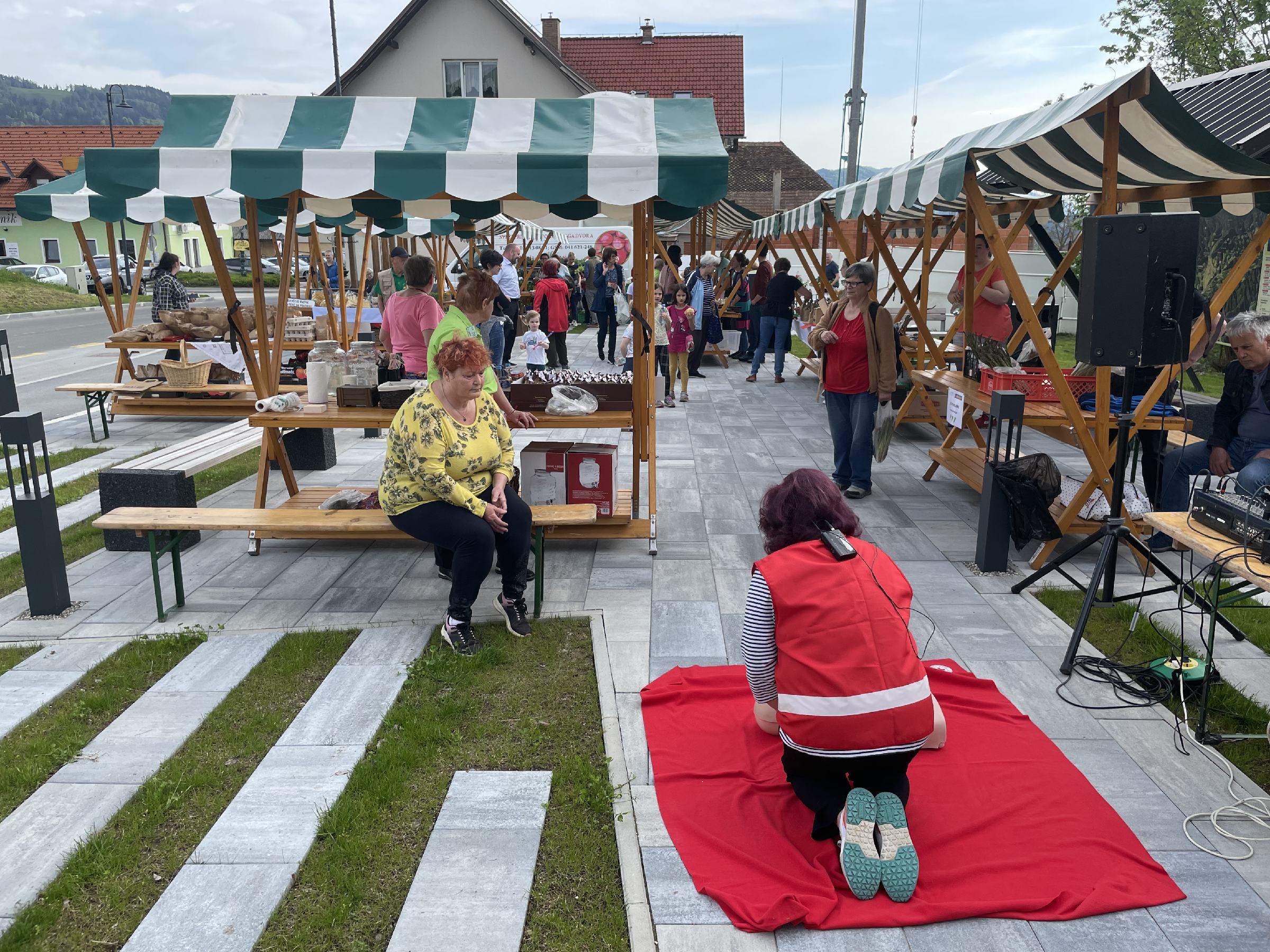 FOTO: V Lovrencu danes tržnični dan, prisotni tudi predstavniki Rdečega križa