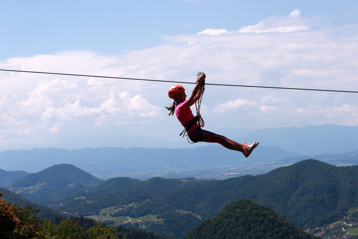 FOTO: Eden najdaljših zip linov v Sloveniji vabi na Celjsko kočo