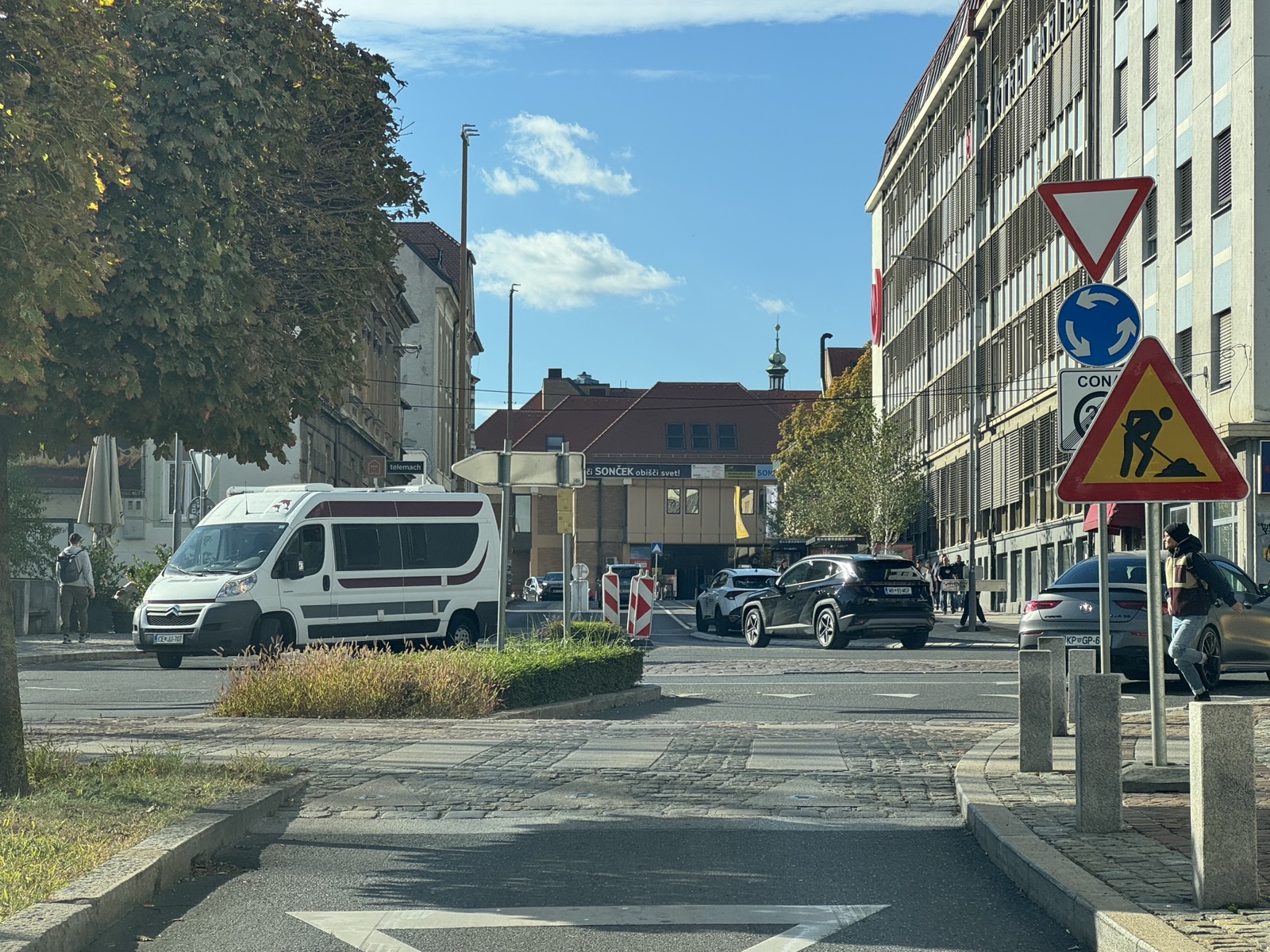 Vozniki, pripravite se na zastoje: Za slab mesec dni zapirajo ključno krožišče v centru Maribora