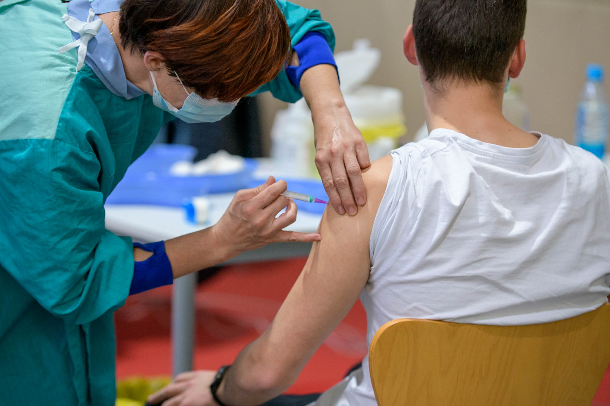 EMA odobrila prilagojeni cepivi proti covidu-19 za ljudi, ki še niso prejeli nobenega odmerka