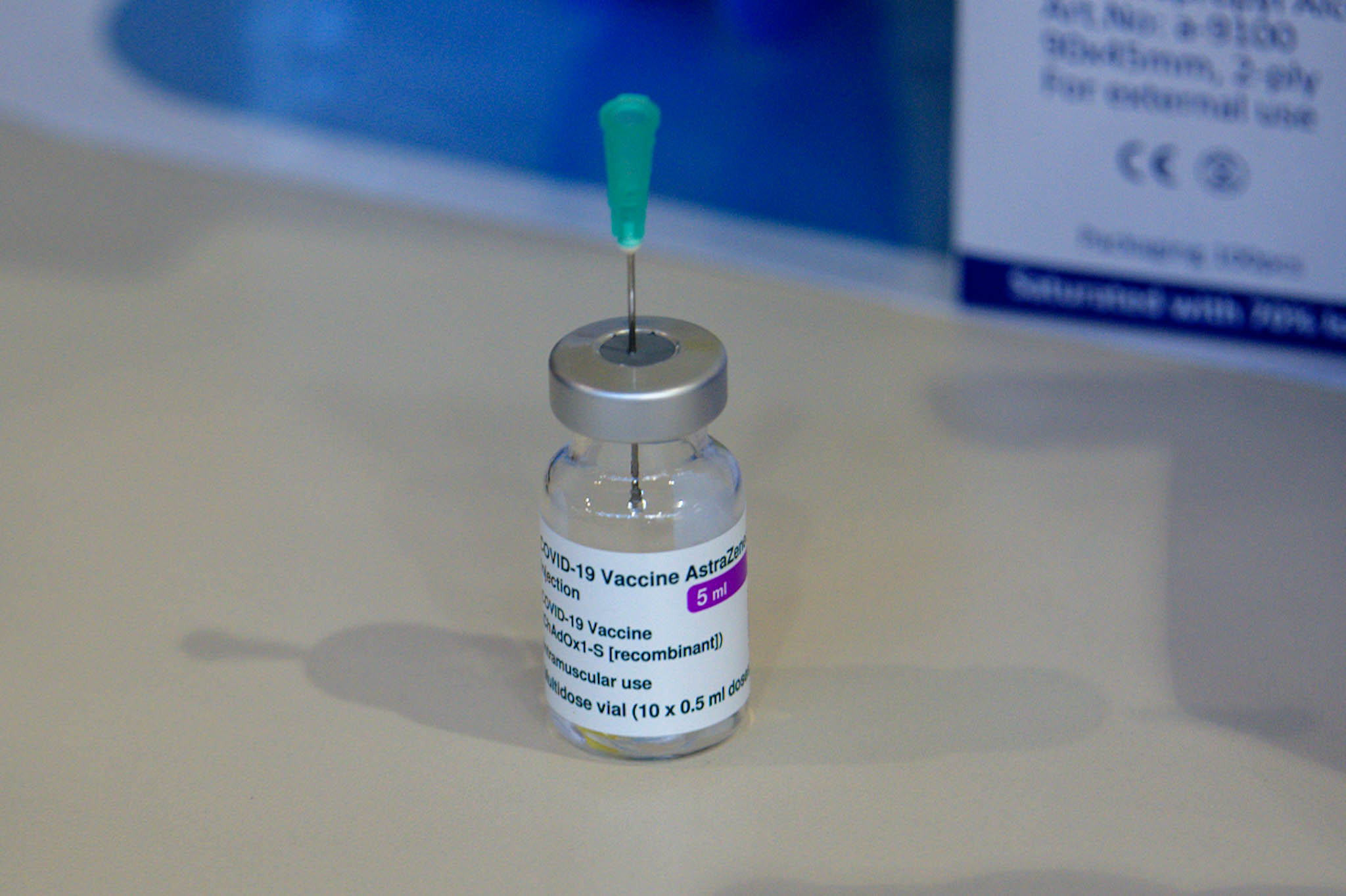 Mlada ženska po cepljenju v smrtni nevarnosti, cepivo bi zato lahko umaknili