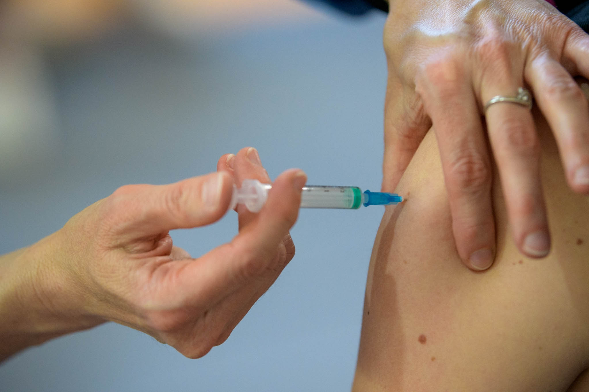 Prijavljeni za cepljenje na eUpravi bodo prejeli navodila za uvrstitev v naročilno knjigo