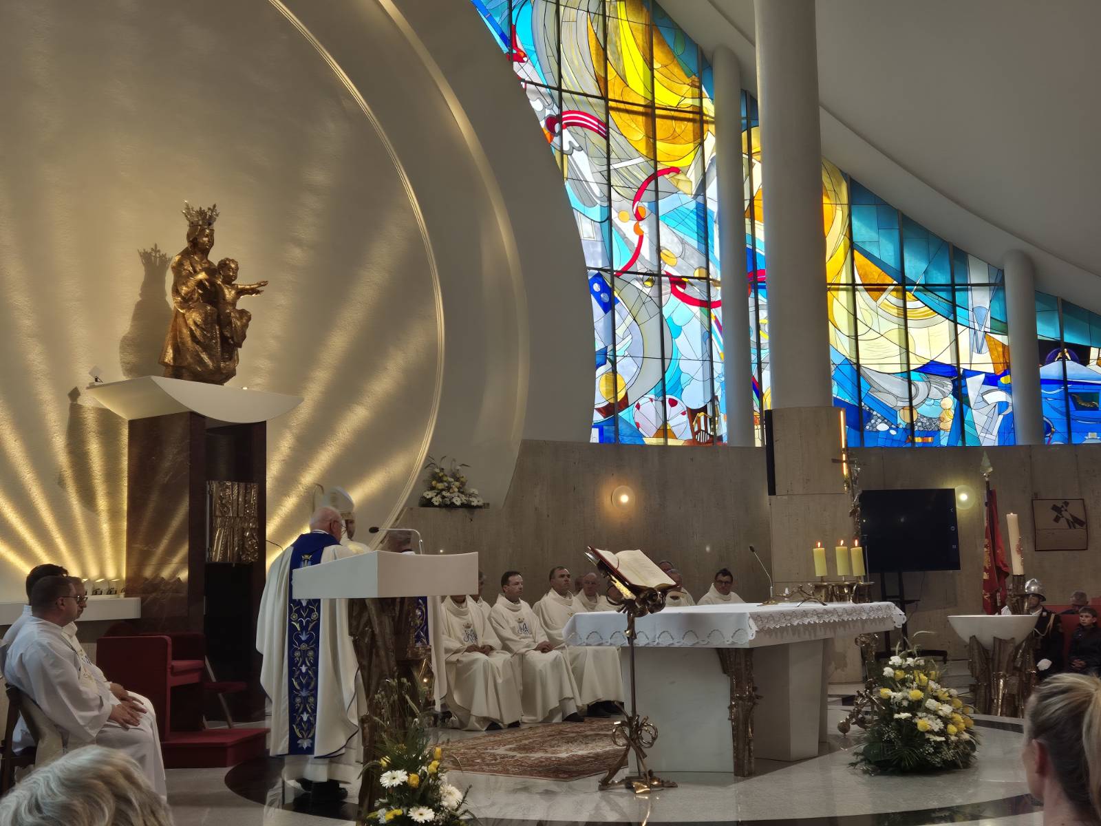 Država za verske uslužbence namenja skoraj 3 milijone evrov letno, ministrstvo brani ureditev
