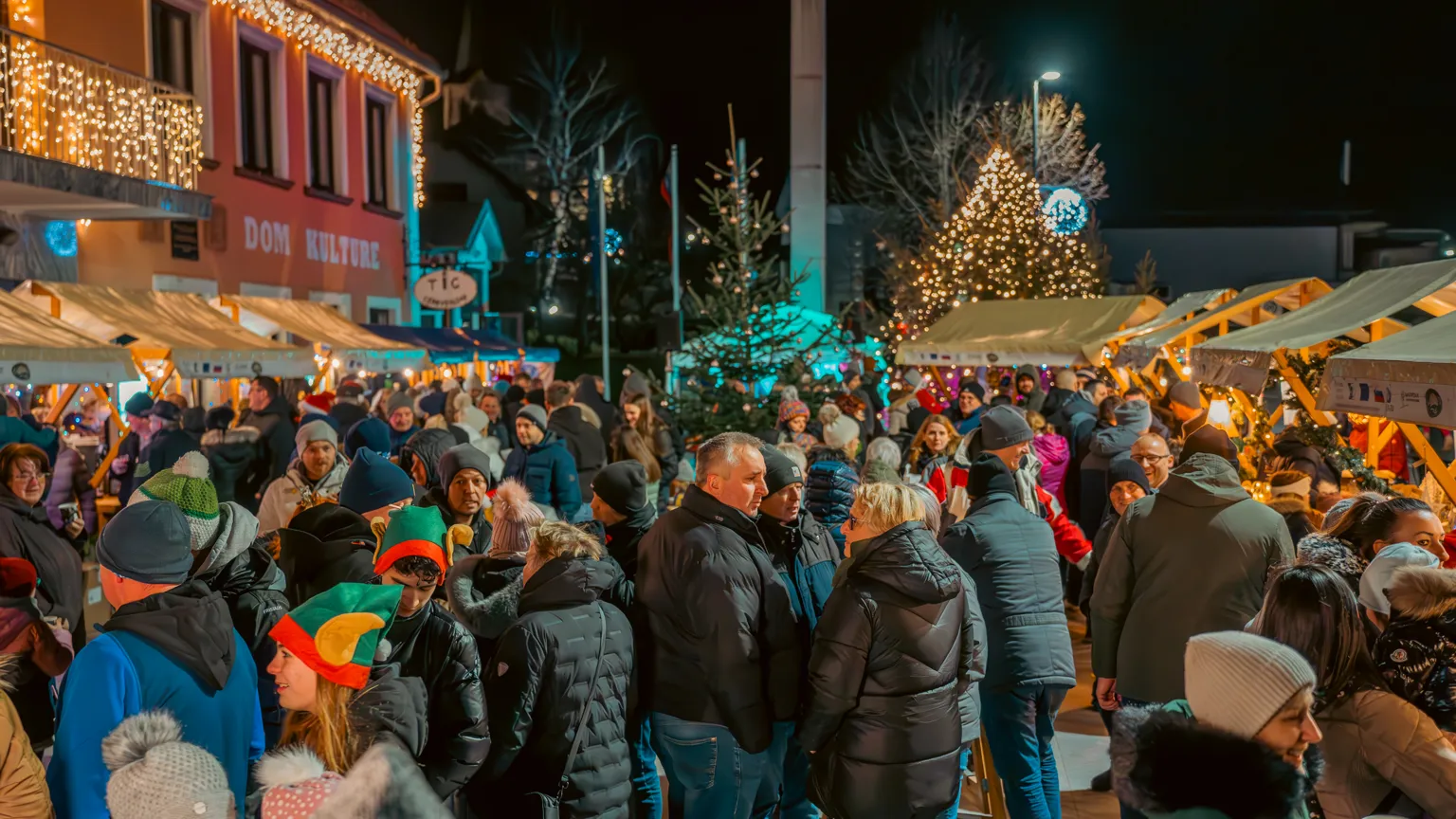 FOTO: Božični sejem v Cerkvenjaku s presenečenji za otroke in bogato ponudbo na stojnicah