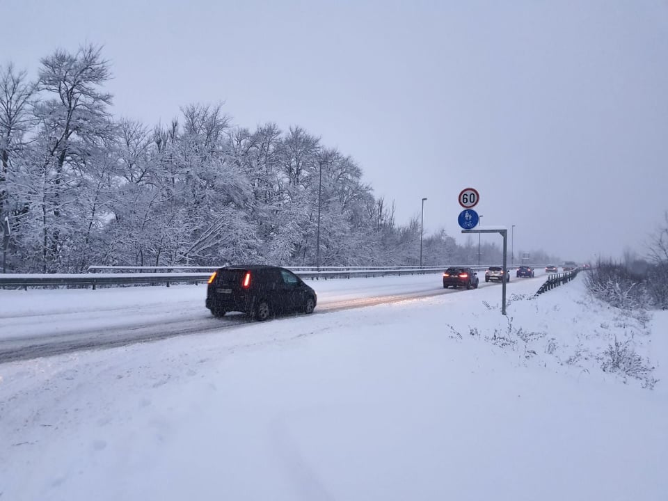 Na cestah po Sloveniji vlada kaos, tudi v Mariboru smo se zbudili v zasneženo jutro