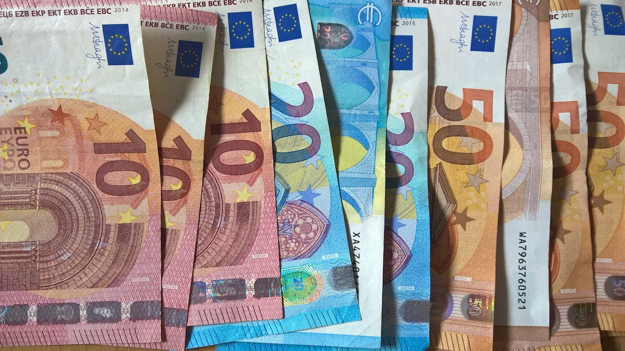 OECD dvomi o obvezni božičnici: Kaj to pomeni za delavce?