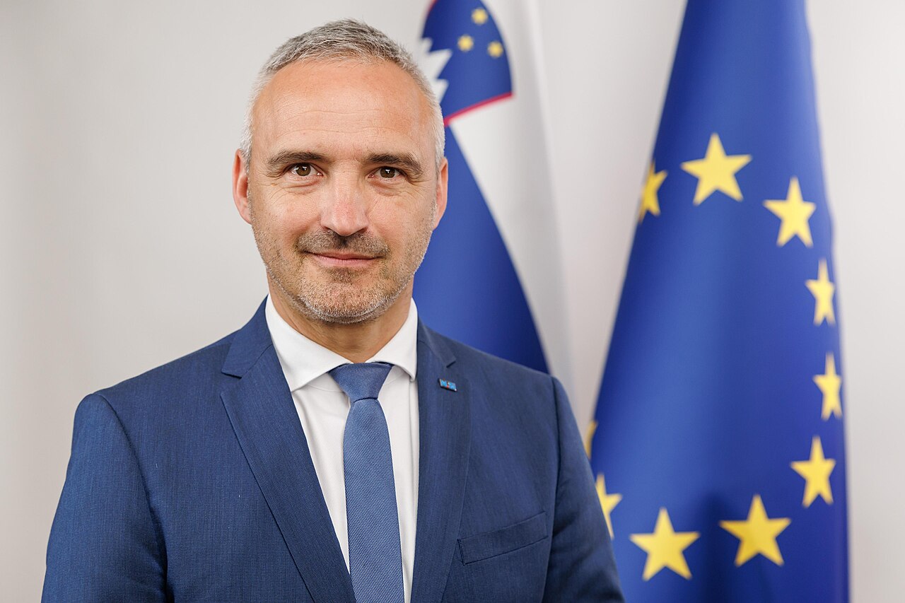 Minister Cigler Kralj ob primopredaji poslov opozoril na številne nepravilnosti prejšnje vlade