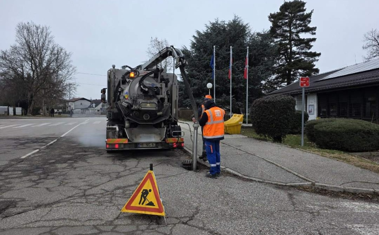 Nigrad pospešeno čisti cestne požiralnike, v Mariboru jih je kar 22.000