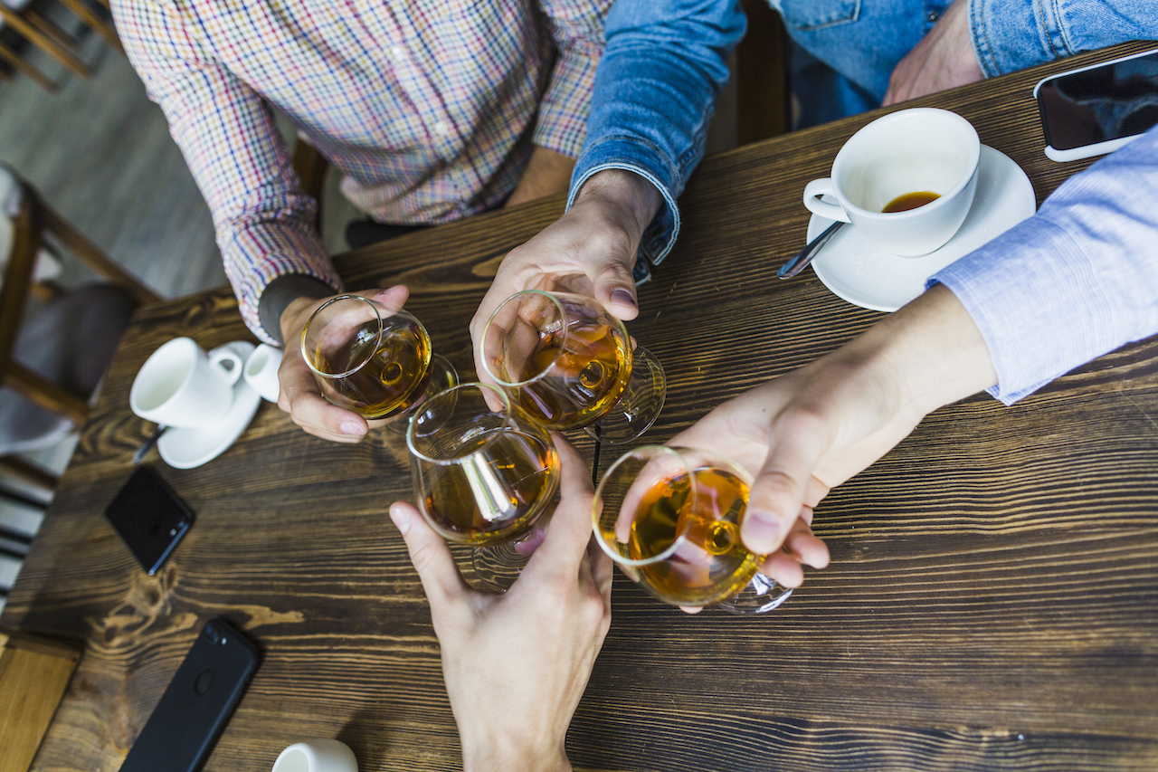 Prazniki prinašajo več alkohola in drog: strokovnjaki razkrivajo trende