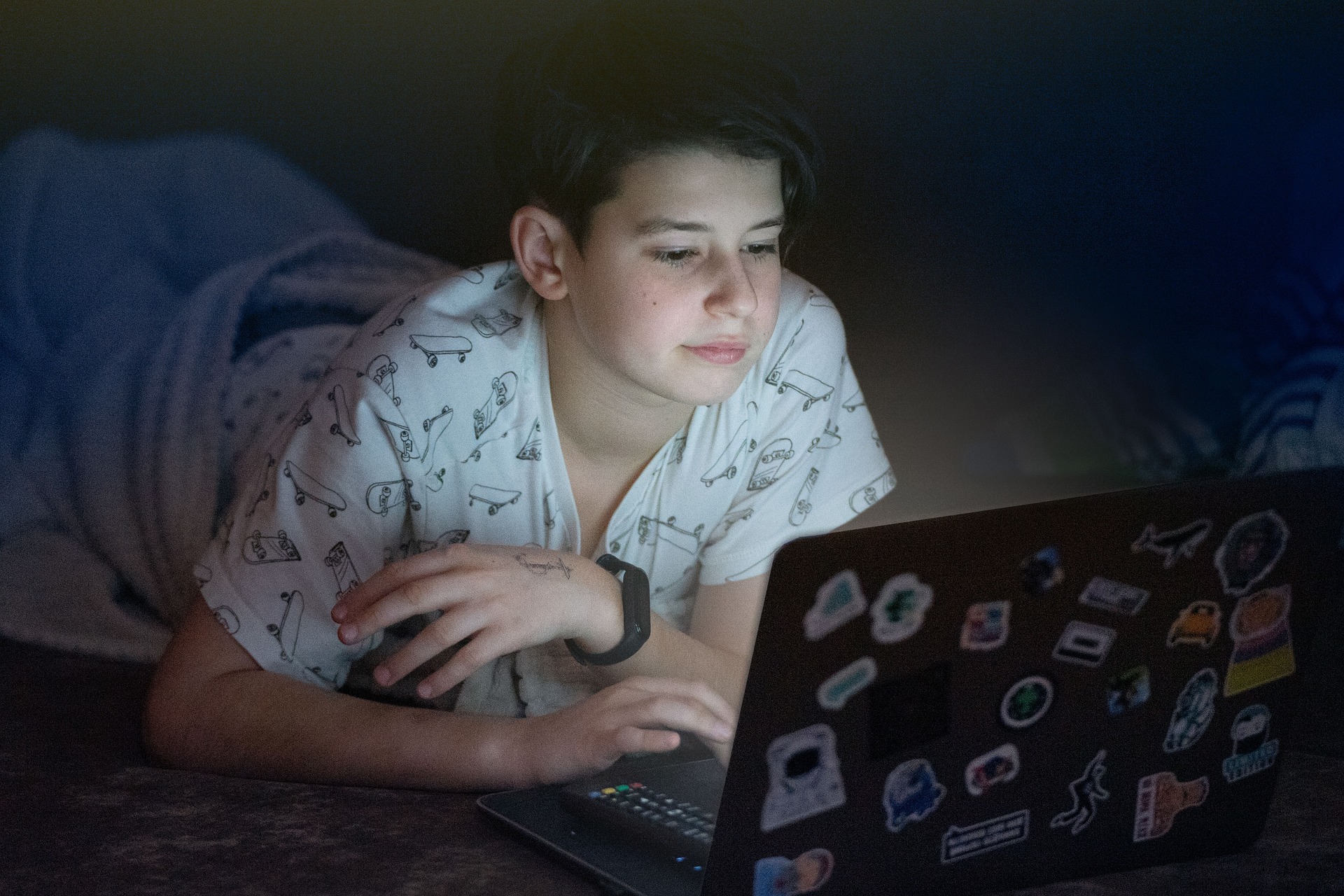 Prvi stik s spletno pornografijo se pri večini zgodi že pred 11. letom starosti