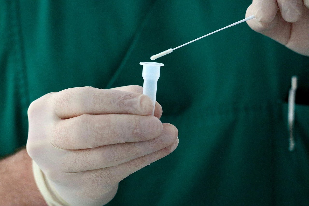 Dobre novice: Aktivnih okužb s koronavirusom je vse manj