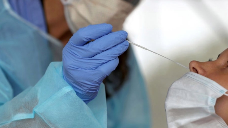 Dobre novice: Število novih okužb padlo pod dva tisoč