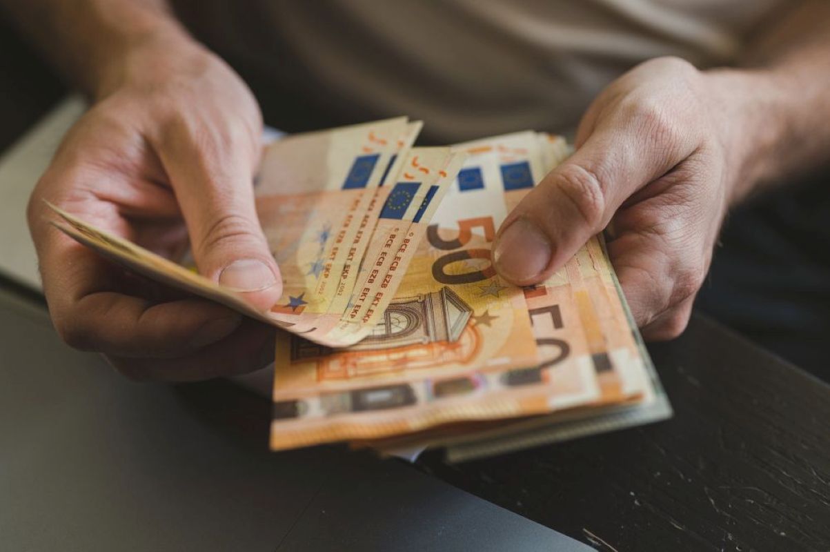 Povprečna zaposlena oseba prejela le 585 evrov: Kako je to možno?