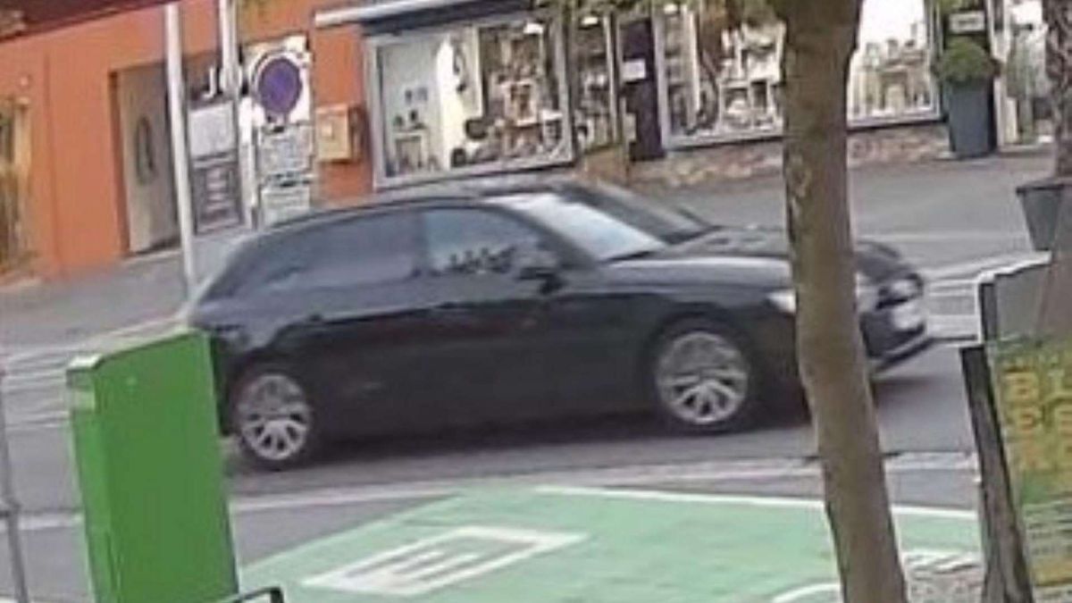 FOTO: V Lipnici 18-letnik streljal iz premikajočega se avtomobila