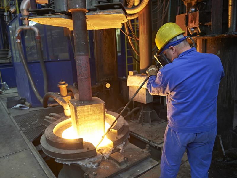 V Sij Metalu Ravne ponoči eksplodirala talina v peči, en delavec lažje poškodovan