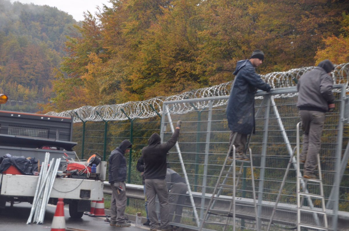 Hojs napovedal postavitev dodatnih panelnih ograj na južni meji