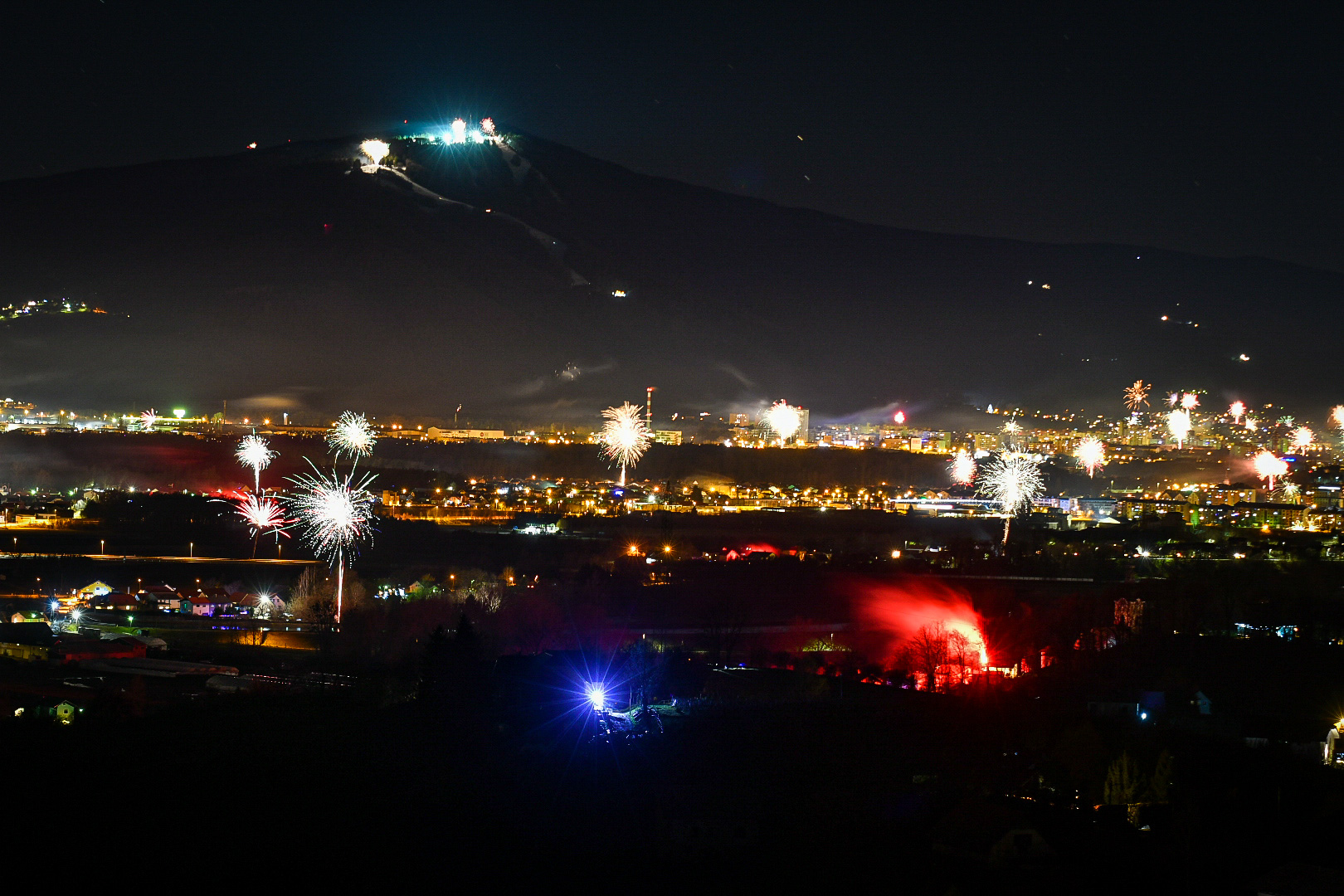 FOTO: Tako je ognjemet ob polnoči razsvetlil nebo nad Mariborom