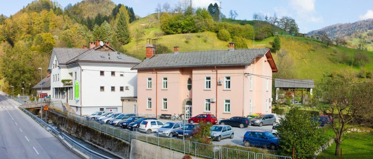Žalostni prizori za Slovenijo: Od jutra čakajo v dežju, da ne bi bili brez zdravnika